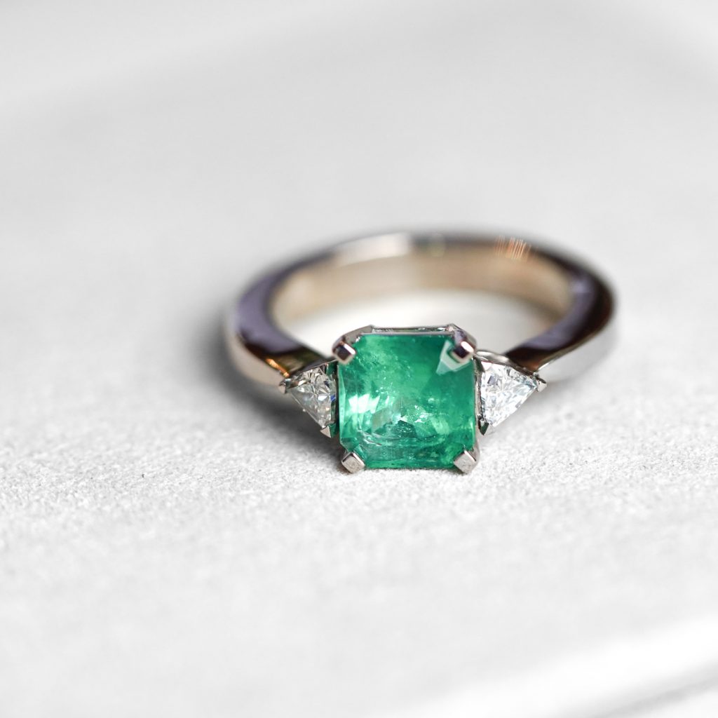 Bague de fiançailles Arthur & Julie - Émeraude et diamants sur Or gris paladié 750/00