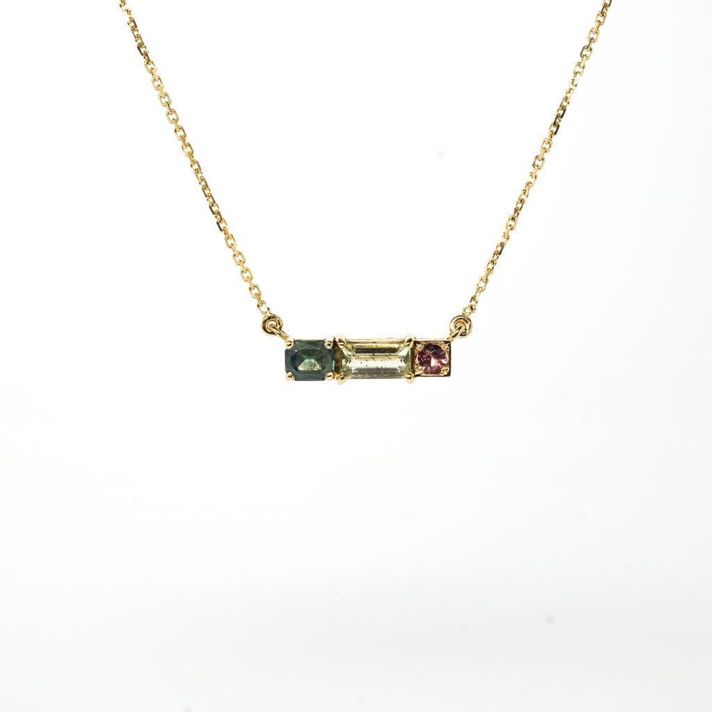 Collier fin en or jaune avec saphirs et tourmalines serties grains et griffes