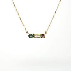 Collier fin en or jaune avec saphirs et tourmalines serties grains et griffes
